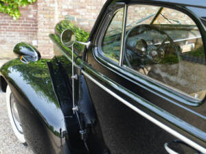 Image 19/50 of Oldsmobile F-Series Business Coupe (1938)