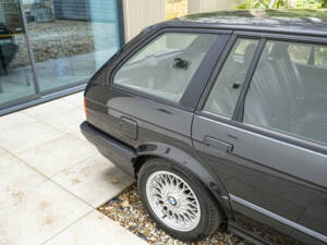 Bild 17/50 von BMW 325i Touring (1990)