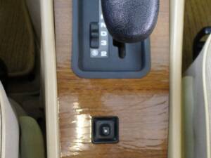 Image 14/33 of Mercedes-Benz 300 CE (1988)