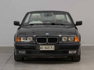 Immagine 2/46 di BMW 318i (1995)