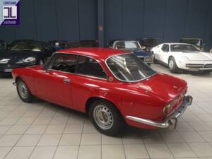 Image 4/51 de Alfa Romeo 1750 GT Veloce (1970)