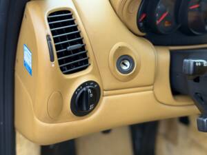 Image 26/42 de Porsche 911 Carrera 4S (2003)