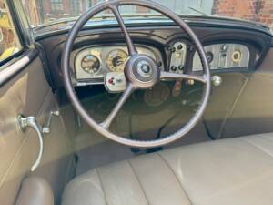 Image 21/75 of Packard One-Twenty (1936)