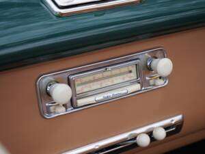 Image 22/38 of BMW 502 Baur (1955)