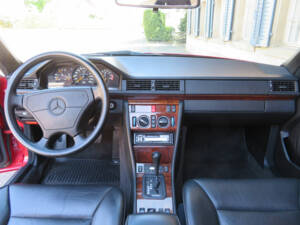 Image 11/20 of Mercedes-Benz 300 CE-24 (1993)