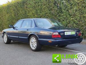 Image 3/10 of Jaguar XJ 8 4.0 Executive (1998)