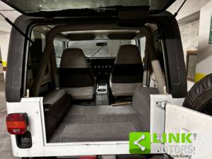 Image 9/10 of Jeep Wrangler 2.5L (1992)