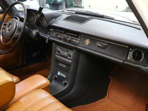 Image 12/15 of Mercedes-Benz 200 (1971)