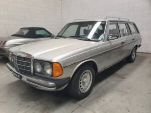 Image 2/22 of Mercedes-Benz 230 T (1979)