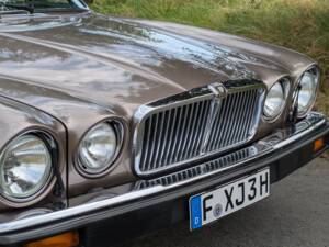 Image 3/13 of Jaguar XJ 6 4.2 (1985)