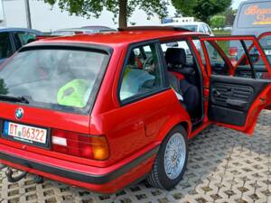 Image 2/23 de BMW 316i Touring (1993)