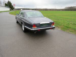 Image 3/30 of Daimler Double Six (1992)