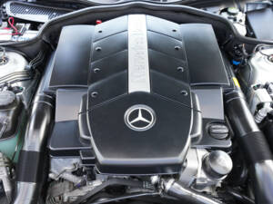 Image 21/50 of Mercedes-Benz SL 55 AMG (2004)