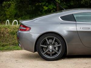 Image 39/50 of Aston Martin V8 Vantage (2006)