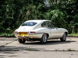 Image 12/33 of Jaguar E-Type (2+2) (1968)