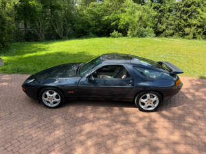 Afbeelding 15/77 van Porsche 928 GT (1990)