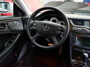 Image 22/34 of Mercedes-Benz CLS 55 AMG (2005)