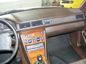 Bild 25/52 von Mercedes-Benz 250 TD (1988)