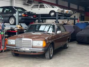 Image 2/7 of Mercedes-Benz 200 D (1983)