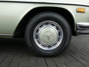 Image 22/28 de Mercedes-Benz 280 CE (1973)
