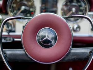 Image 21/46 of Mercedes-Benz 250 SL (1967)