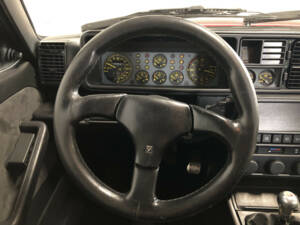 Image 24/33 of Lancia Delta HF Integrale Evoluzione I (1992)