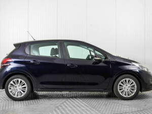 Image 10/50 of Peugeot 208 1.2 PureTech 82 (2019)