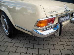 Image 18/97 of Mercedes-Benz 280 SL (1969)