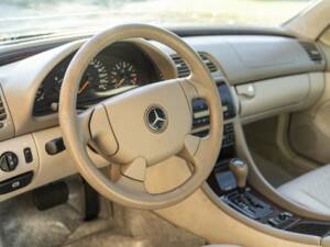 Image 40/50 of Mercedes-Benz CLK 200 (1997)