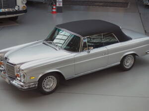 Imagen 2/27 de Mercedes-Benz 280 SE 3,5 (1970)