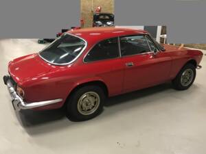 Image 2/18 of Alfa Romeo Giulia 1600 GT Junior (1975)