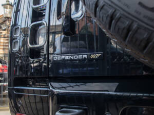 Image 13/25 de Land Rover Defender 110 P525 &quot;Bond Edition&quot; (2022)