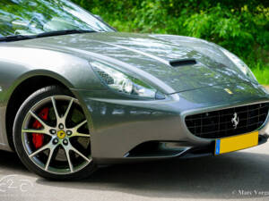 Image 35/85 de Ferrari California (2010)