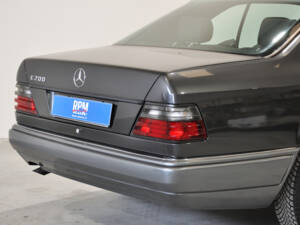 Afbeelding 28/30 van Mercedes-Benz E 200 (1994)