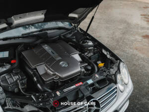 Image 13/47 of Mercedes-Benz CLK 55 AMG (2004)