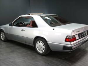 Image 4/30 of Mercedes-Benz 320 CE (1993)