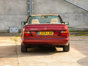 Image 17/50 of Mercedes-Benz E 320 (1994)