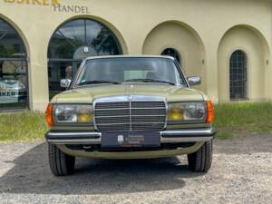 Image 12/34 of Mercedes-Benz 200 T (1983)