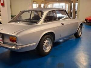 Image 4/37 of Alfa Romeo Giulia 1300 GT Junior (1975)