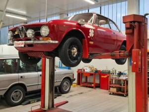 Afbeelding 12/37 van Alfa Romeo Giulia 1300 GT Junior (1974)