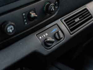 Image 17/43 of Land Rover Defender 90 &quot;50th Anniversary&quot; (1998)
