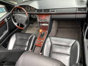 Bild 18/22 von Mercedes-Benz E 200 (1995)