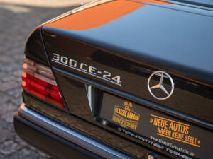 Image 17/44 de Mercedes-Benz 300 CE-24 (1993)