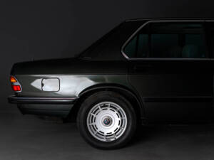 Immagine 11/43 di BMW 528i (1986)