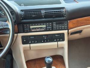 Immagine 23/99 di BMW 735i (1988)