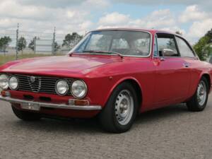 Image 1/100 de Alfa Romeo Giulia 1600 GT Junior (1976)