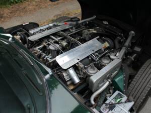 Image 17/18 of Jaguar Type E V12 (1973)