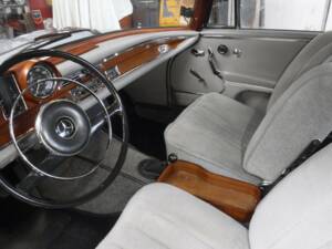 Image 31/50 of Mercedes-Benz 220 SE b (1963)