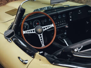 Image 15/29 de Jaguar E-Type (1969)