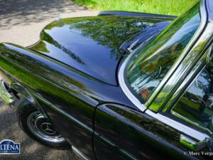Image 13/52 de Mercedes-Benz 220 SE b (1963)